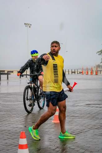 Faça chuva ou faça sol, Chokito, empreendedor que criou clube de corrida, está na ativa em Salvador