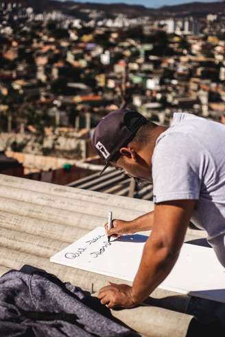 Os horizontes do escritor Dereck Carvalho, da Vila Embaúbas, periferia de Belo Horizonte, foram ampliados pela literatura