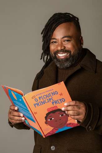 Rodrigo França é autor do livro “O Pequeno Príncipe Preto” | Foto: Marcio Farias