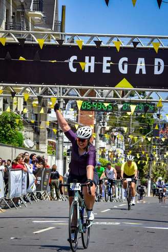 Valéria e ciclistas em prova do L'Étape Brasil 