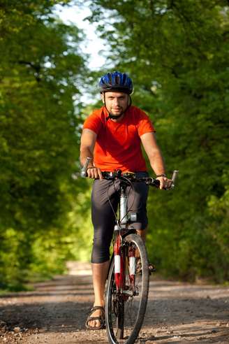 2. Explore diferentes modalidades Busque praticar diferentes atividades, como corrida, ciclismo, natação ou pular corda, para trabalhar diferentes grupos musculares.