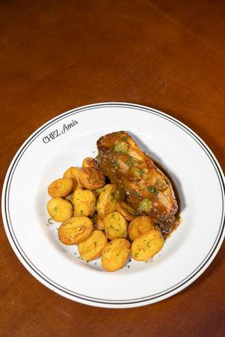 Costela de porco com molho de cerveja e batata souté