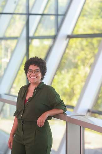 Thainá Santos, 27, afirma que a geração Z é marcada pelo questionamento.