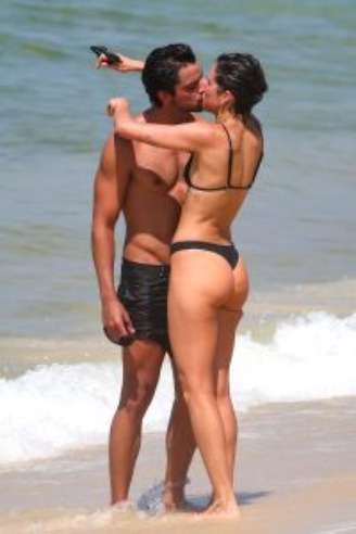 Rodrigo Simas e Agatha Moreira se beijando na praia -