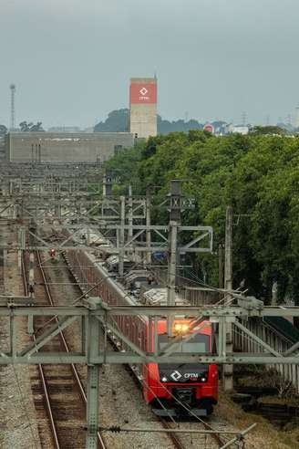 Trilhos da CPTM na Grande SP: corpo de homem estava abandonado em trecho da linha 11-Coral.