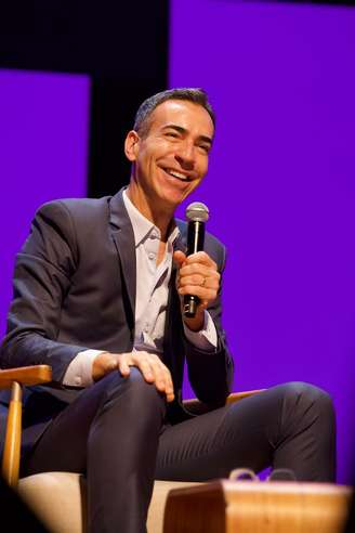 César Tralli mostra produção de coxinhas e recebe pedido de cozinheira