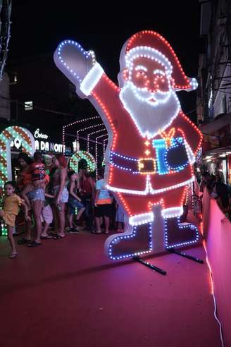 Início da passarela com decoração natalina iluminada na Rocinha. Além da estrutura, programação cultural vai até janeiro. 