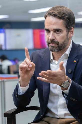 Eduardo Leite é vaiado em evento com Lula e cobra respeito