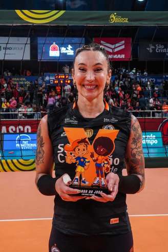 Tifanny Abreu, ponteira do Osasco, espera julgamento do STF para saber se poderá jogar em Londrina.