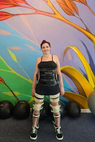 Ex-ginasta Lais Souza causa comoção ao aparecer de pé em foto - destaque galeria