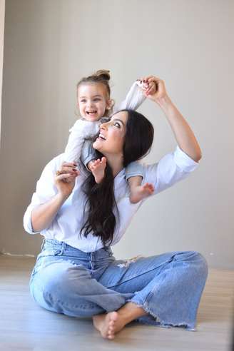 Aurora carregada nas costas da mãe