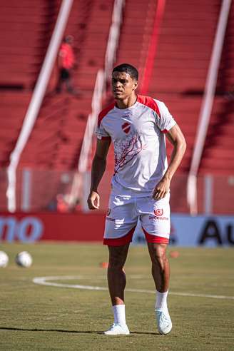 Caio Marcelo antes de partida do Vila Nova 