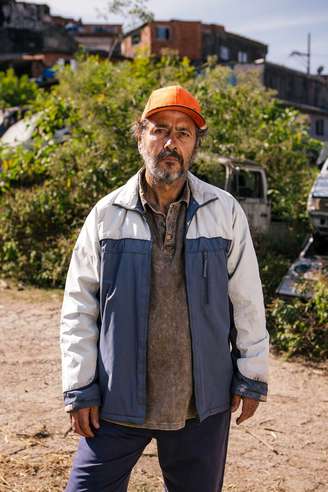 Joaquim (Marcos Palmeira) vai impedir que Ferette (Murilo Benício) pegue o dinheiro no posto de saúde da Chacrinha em 'Três Graças'.