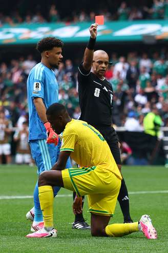 Wilton Sampaio expulsa jogador da África do Sul 
