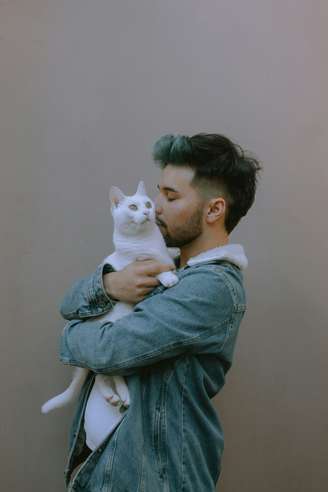 Abraçando gato