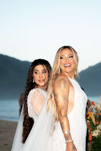 Lauana Prado e Tati Dias se casaram em cerimônia realizada em Ubatuba, litoral de São Paulo