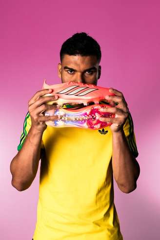 Casemiro usa chuteiras da Adidas, marca que lançou a edição Road to Glory das novas Predator e F50 para a Copa do Mundo 2026