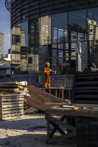 Vista interna e fluxo de passageiros, trens, interior dos vagões, obras e fachada das estações da Linha 6-Laranja do Metrô de São Paulo. O ramal iniciou sua operação assistida de forma parcial através de seis estações inauguradas: João Paulo I, Freguesia do Ó, Santa Marina Água Branca, SESC-Pompeia e Perdizes. O ramal opera gratuitamente em horário reduzido (das 10h às 15h) em meio a estruturas inacabadas e canteiros de obras ativos ao longo das plataformas. A conclusão total do projeto pela concessionária LinhaUni é prevista para 2027.