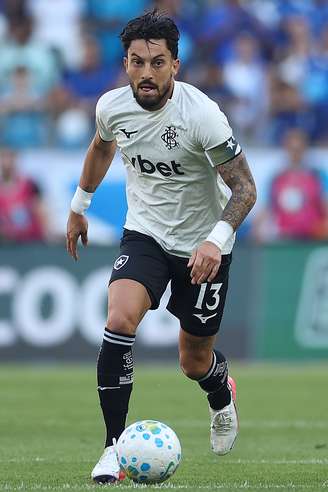 Alex Telles durante a vitória do Botafogo sobre o Cruzeiro 