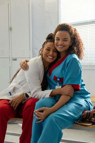 Amizade entre Bela (Sheron Menezzes) e Juli (Lucy Ramos) é destaque no primeiro capítulo de 'Por Você'