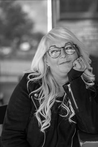 A escritora Lynn Painter, autora de 'Melhor do que nos filmes' e 'Mil vezes amor'