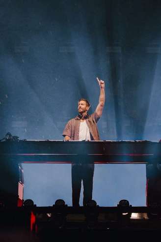 Calvin Harris faz história no Rock in Rio 2026 como primeiro DJ headliner do Palco Mundo, com hits, funk brasileiro e uma rave sob a chuva.