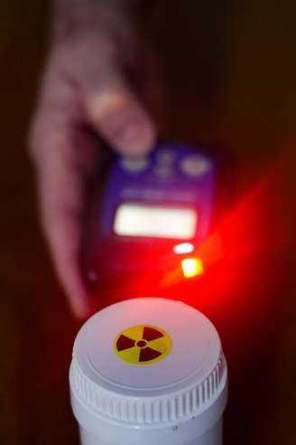 Detector de radiação com sonda de contaminação; Actínio-225 é utilizado em tratamentos médicos.