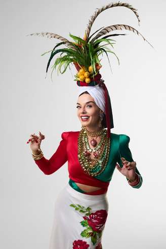 Giovanna Lancellotti caracterizada como Carmen Miranda para nova cinebiografia