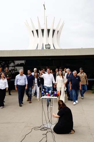Flávio Bolsonaro concedeu entrevista após missa na Catedral de Brasília, onde assistiu a uma missa em homenagem a Nossa Senhora Aparecida