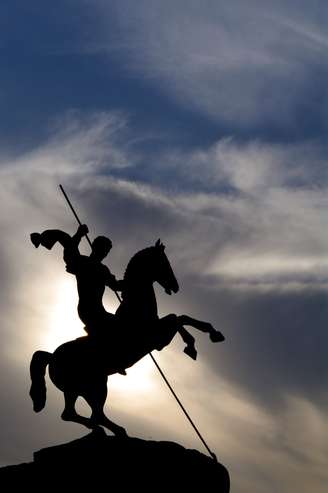<p>Com cavalo e espada, São Jorge atrai proteção e vitórias</p>