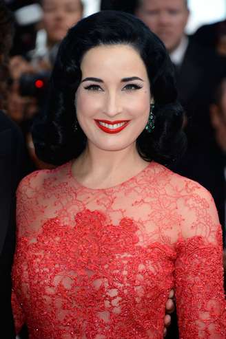 Dita Von Teese optou por um cabelo à moda antiga