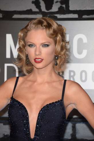A cantora Taylor Swift escolheu uma maquiagem ousada para o Video Music Awards 2013 