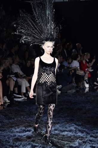 <p>O desfile da Louis Vuitton foi todo preto, como nesse look com tramas transparentes, na despedida de Marc Jacobs da grife</p>