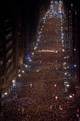 Manifestantes pós-independência basca tomam avenida de Bilbao em protesto