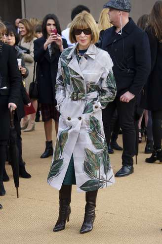 <p>Anna Wintour escolheu um casaco estampado para ir ao desfile da Burberry Prorsum, nesta segunda-feira (17), durante a semana de moda de Londres</p>