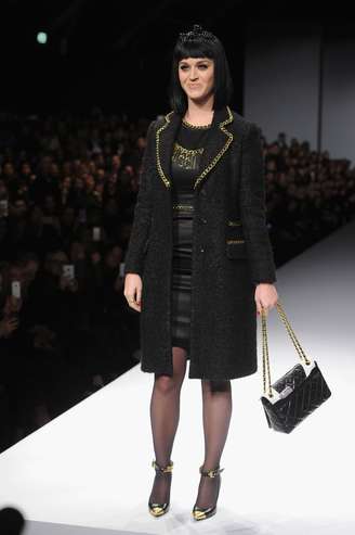 <p>Katy Perry usou  look todo preto, com detalhes em dourado, para conferir o desfile da Moschino, nesta quinta-feira (20), segundo dia da semana de moda de Milão</p>