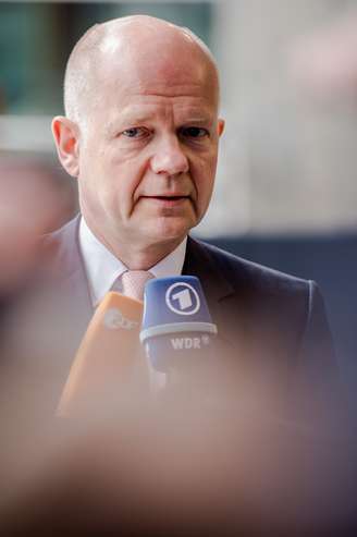 Willian Hague fala com jornalistas antes de entrar em reunião entre ministros da União Europeia nesta segunda-feira