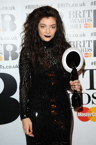 <p>A cantora neo-zelandesa Lorde, conhecida por usar batons bem marcados e escuros, lança uma linha em edição limitada com a marca de cosméticos MAC</p>