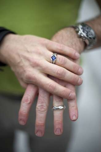 <p>Um casal exibe seus anéis de casamento na escadaria da Corte do Estado da Pensilvânia, após uma decisão que derrubou a proibição de casamento gay, em 20 de maio</p>