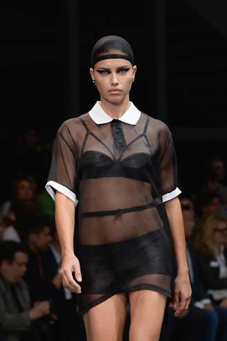 <p>Adriana Lima também desfilou e surgiu de lingerie com uma camisa transparente por cima</p>