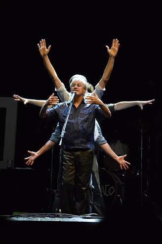 Caetano Veloso e Vanessa da Mata se apresentaram no Recife, na noite dessa sexta-feira (17)