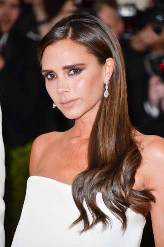 <p>Victoria Beckham e a filha Harper adoram esmaltes na cor vermelho alaranjado</p>