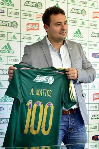 <p>Mattos recebeu camisa de número 100 em apresentação</p>