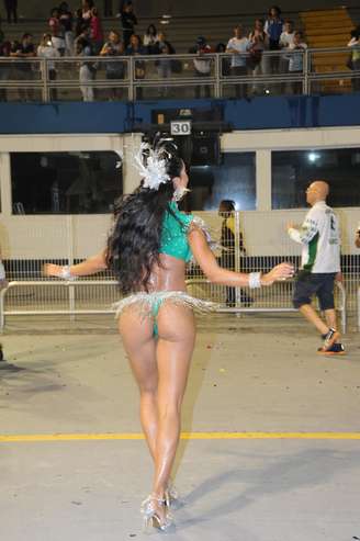 Aline Bernardes usa spray no bumbum para dar brilho extra