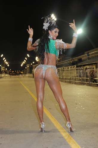 Aline Bernardes fala de truque para fazer bumbum brilhar 