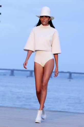 Modelos de biquíni abrem desfile do Fashion Business Rio 2015