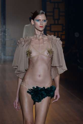 Adriana Degreas usou ouriços e conchas douradas para compor a parte de cima da sua nova coleção de moda praia