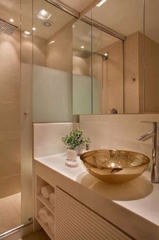 1. Saber escolher as cores certas e otimizar espaço é a melhor forma de ter banheiros pequenos bem aconchegantes – Foto: Bathroom Decoration