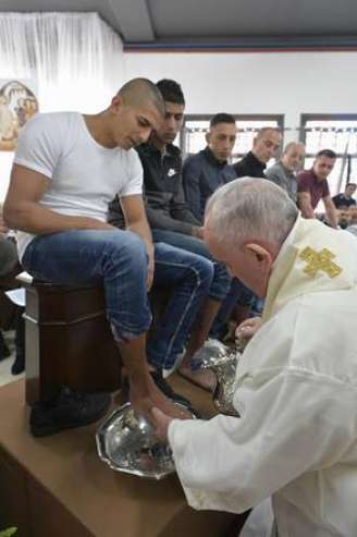 Papa celebra rito de Lava-Pés na Penitenciária de Velletri, nos arredores de Roma