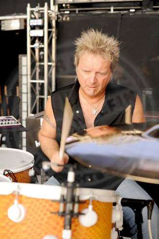 O baterista Joey Kramer toca no Aerosmith desde 1970.
